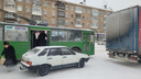 Сломанная фура и громкие звуки: припаркованные машины «отжали» автобусную остановку на Карла Маркса