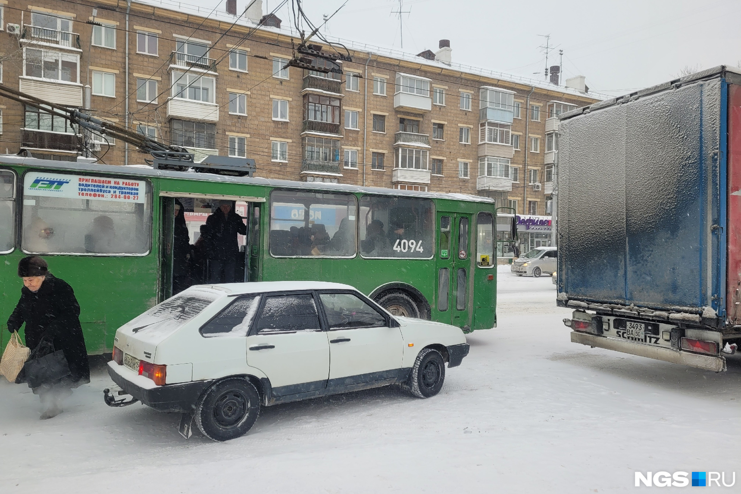 На остановке на Карла Маркса — столпотворение машин — они мешают автобусам  - 14 декабря 2023 - НГС