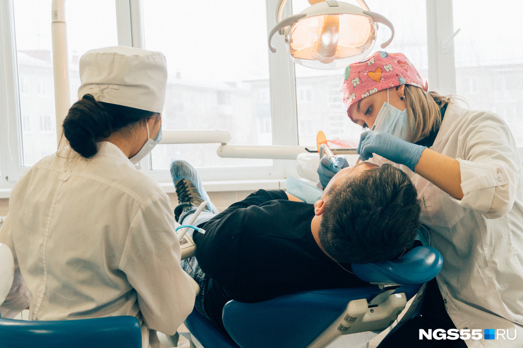 В Омске ищут стоматолога на зарплату в 800 тысяч рублей
