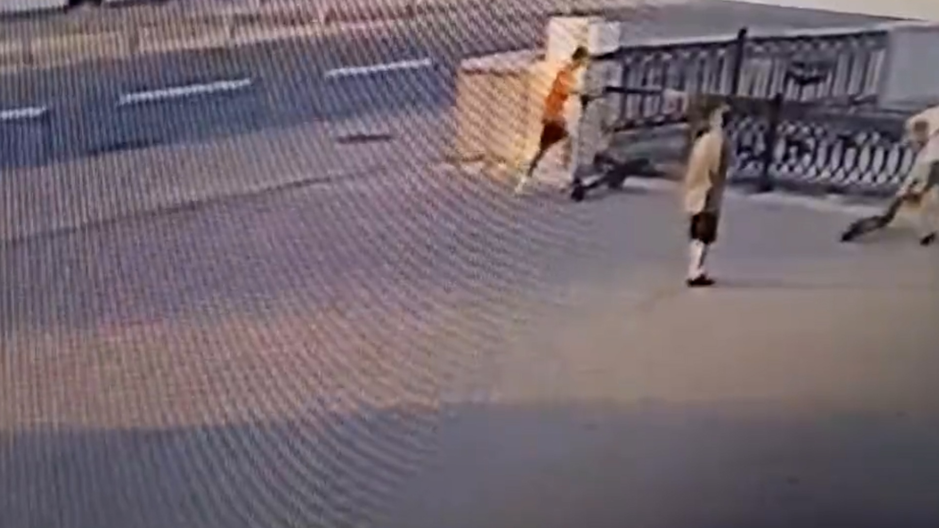 Подростки сломали электросамокатами чугунное ограждение на набережной в центре Челябинска (видео)