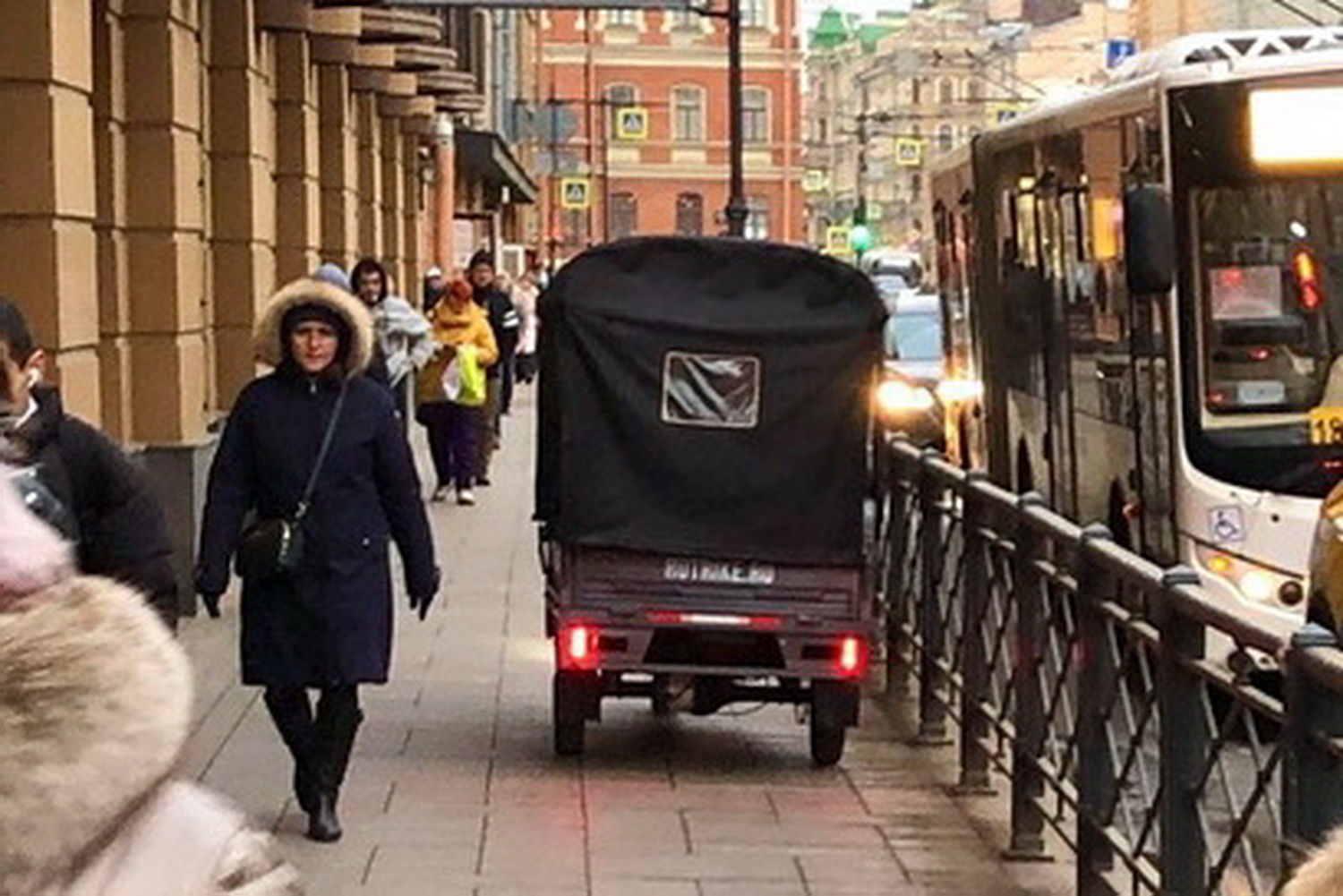 «Пешеходы скоро станут рудиментом». Новый экзотический транспорт вытесняет петербуржцев с тротуаров