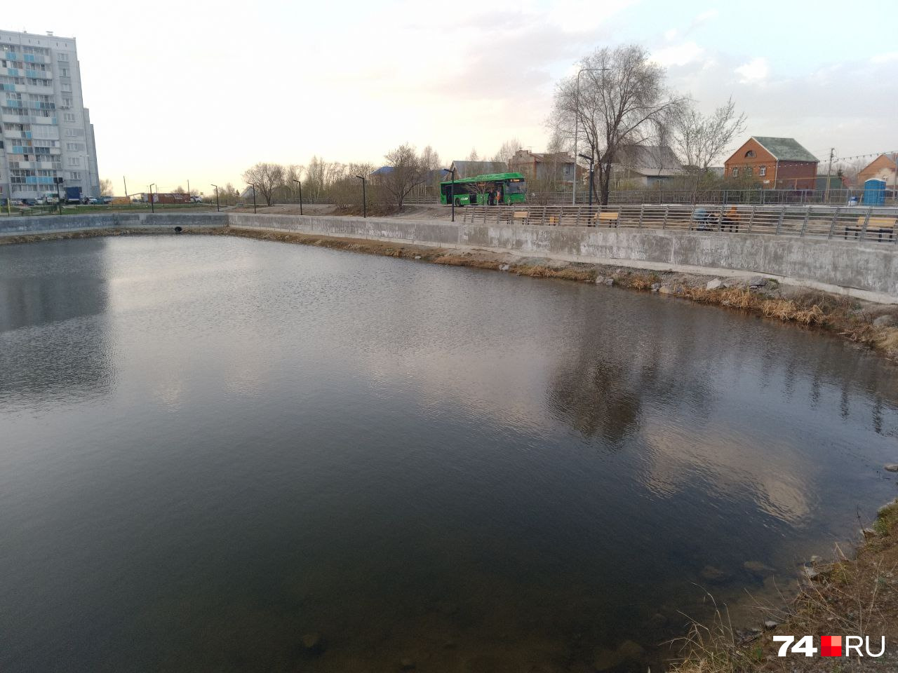 На пруд можно приехать на автобусе На пруд можно приехать на автобусе