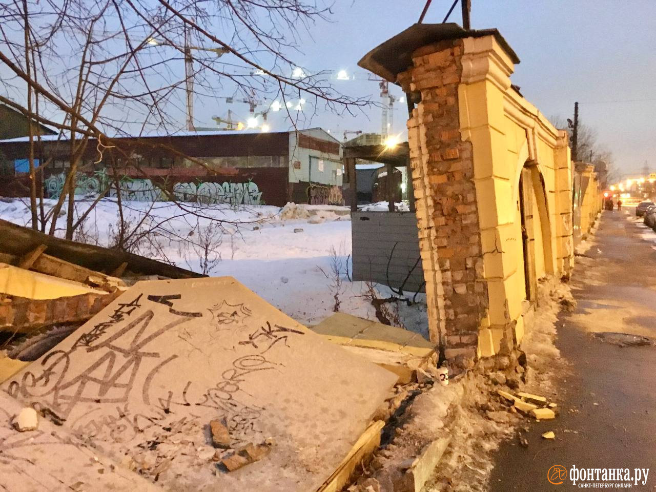 У автобусной остановки на Лиговском проспекте рухнул забор