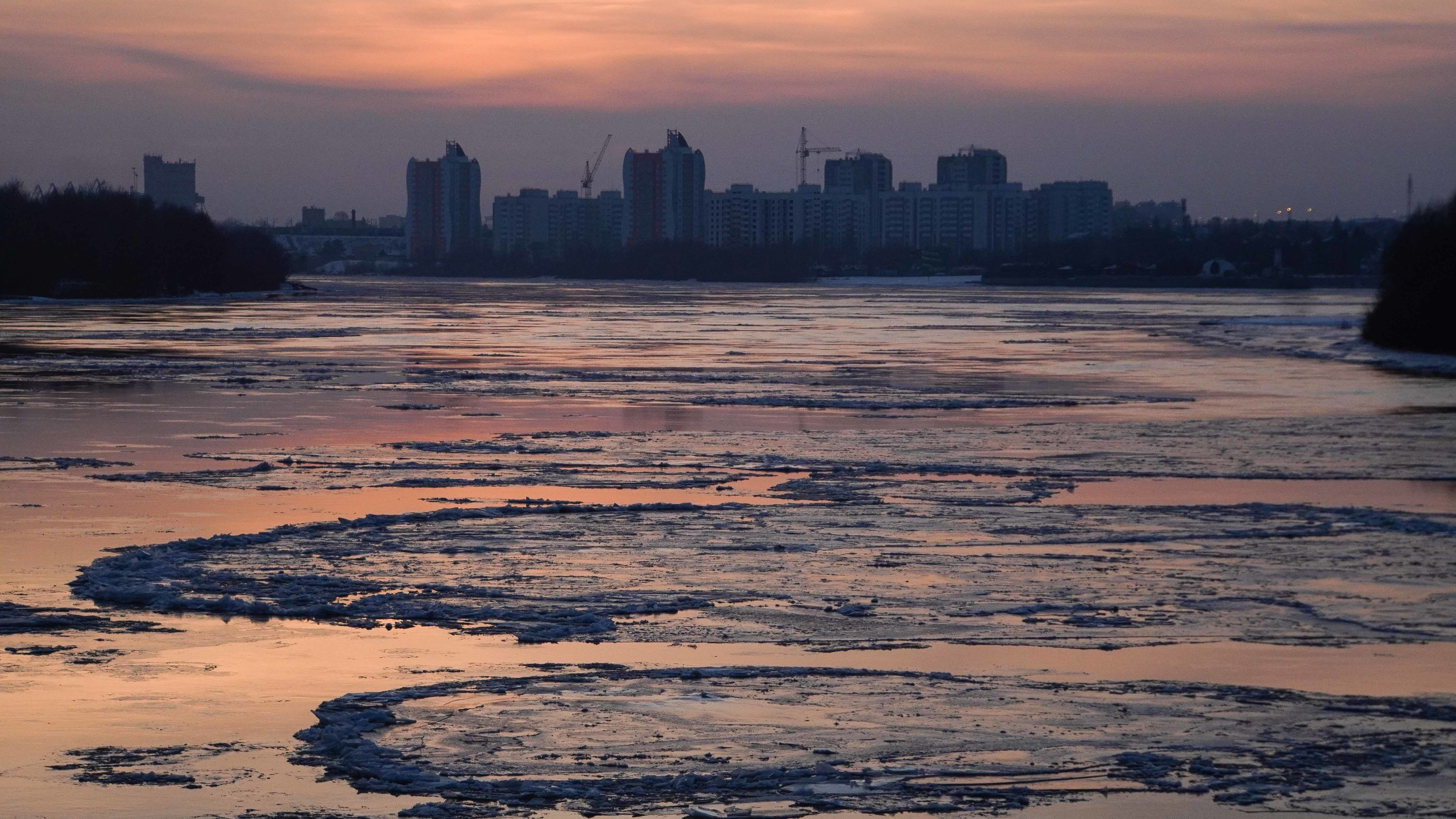 По Иртышу поплыли огромные льдины-острова: как главная река города готовится к зиме