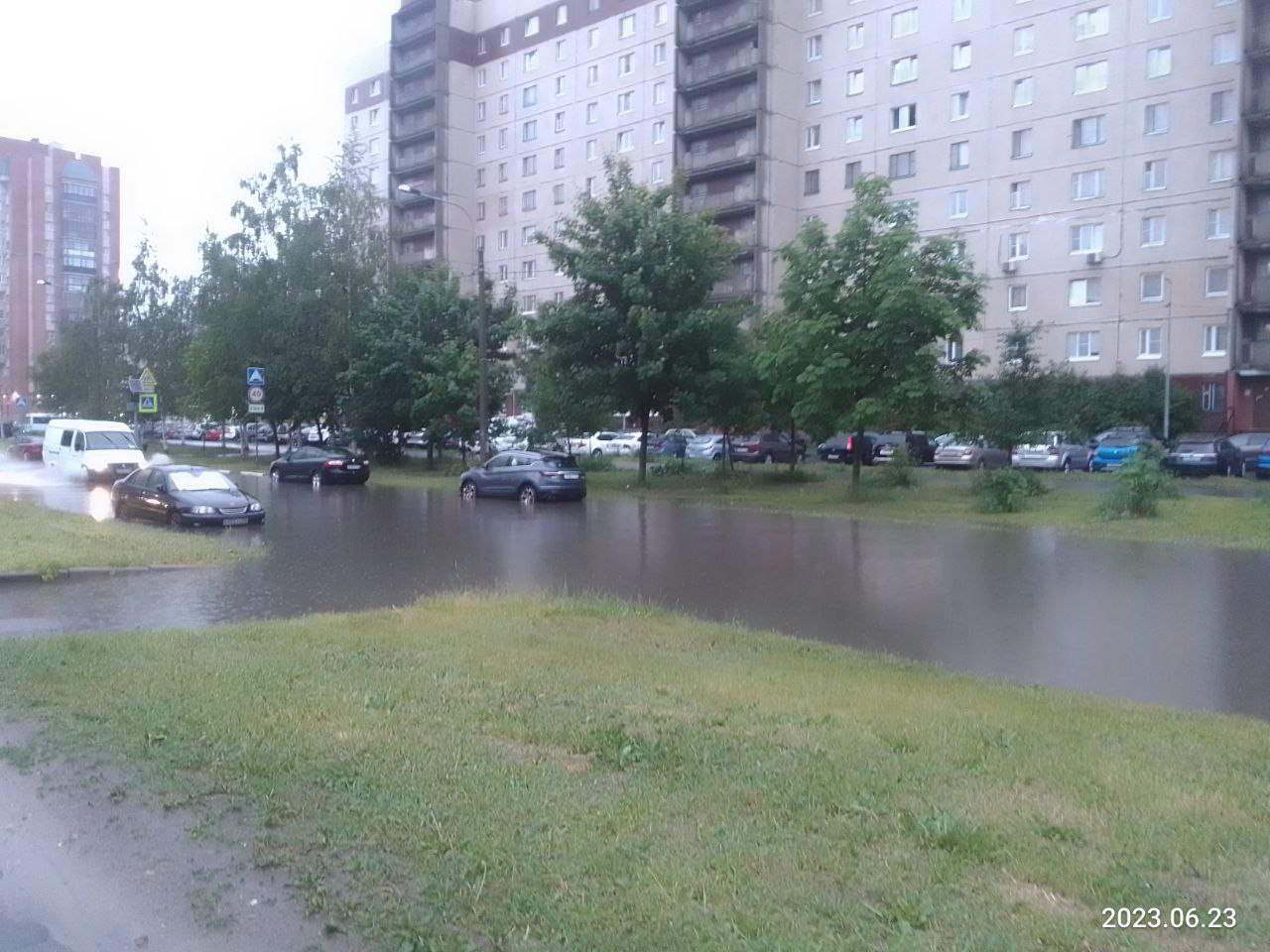 Сверхрасчетные ливни привели за сутки к 30 засорам дождевой канализации. Больше всего не повезло югу Петербурга