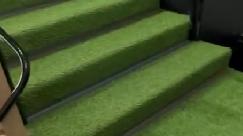 Как лужайка. Неудобную лестницу на «Гастрокорте» застелили искусственной травой — до этого там упала посетительница