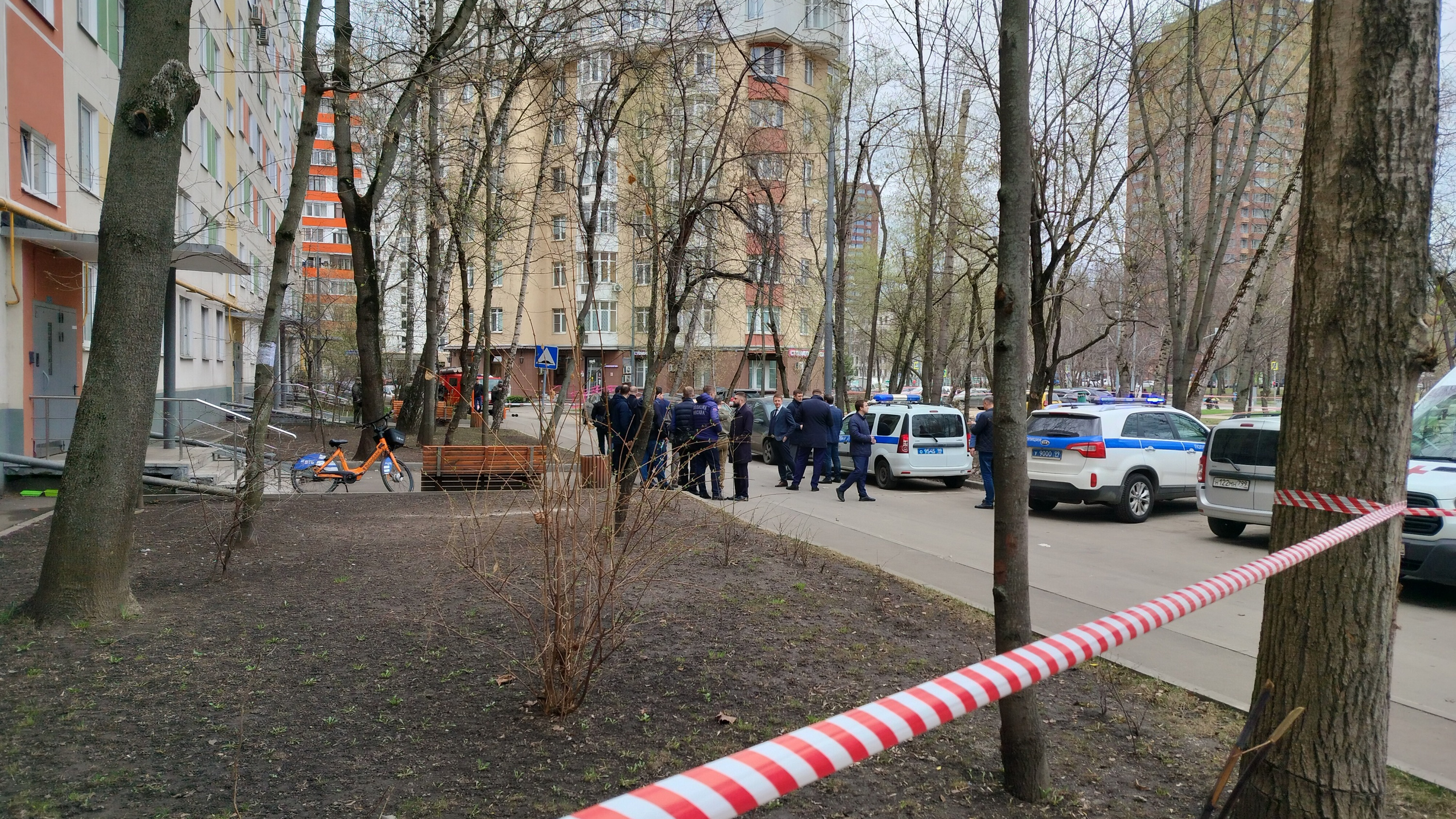 «Пошатываясь, вышел из машины». Что происходит во дворе на севере Москвы, где взорвался внедорожник: видео