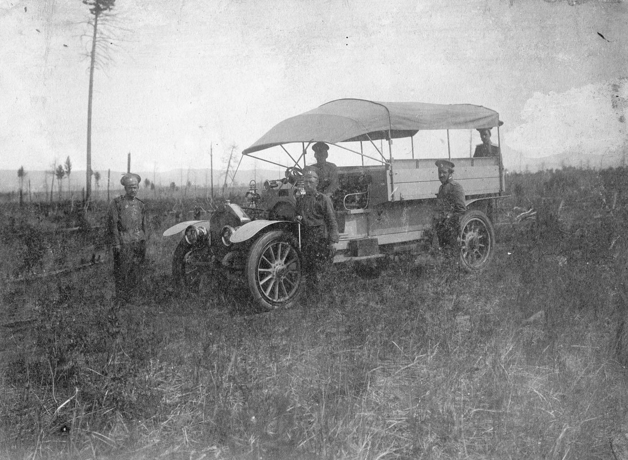 Шофер Рудольф Калнин в Чите в 1912 году (слева от автомобиля)