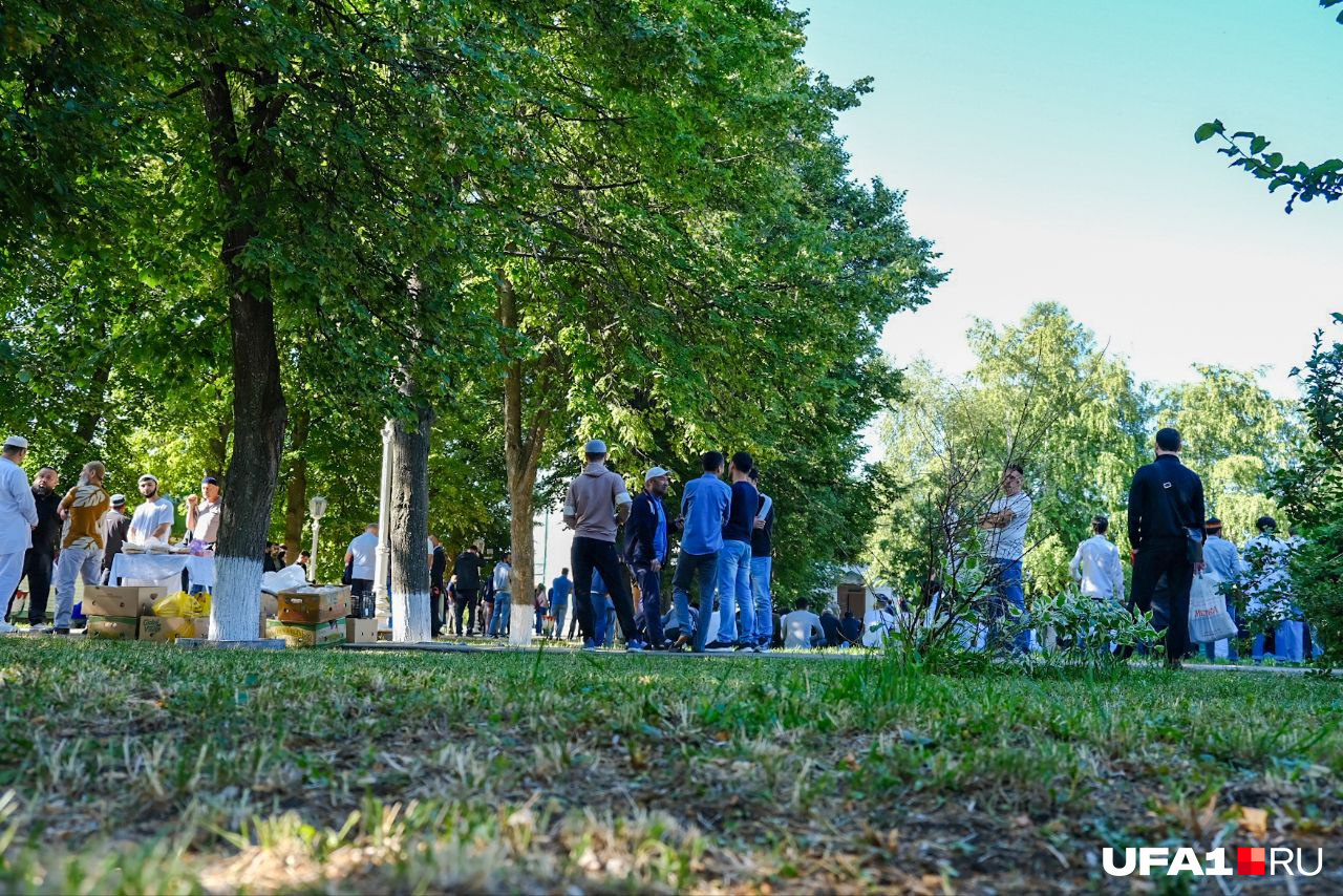 Пропускают на праздник после прохождения металлоискателя