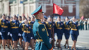 Марш военных, самолеты, ракетный комплекс «Ярс» и советский танк: как прошел парад Победы в Новосибирске — фоторепортаж