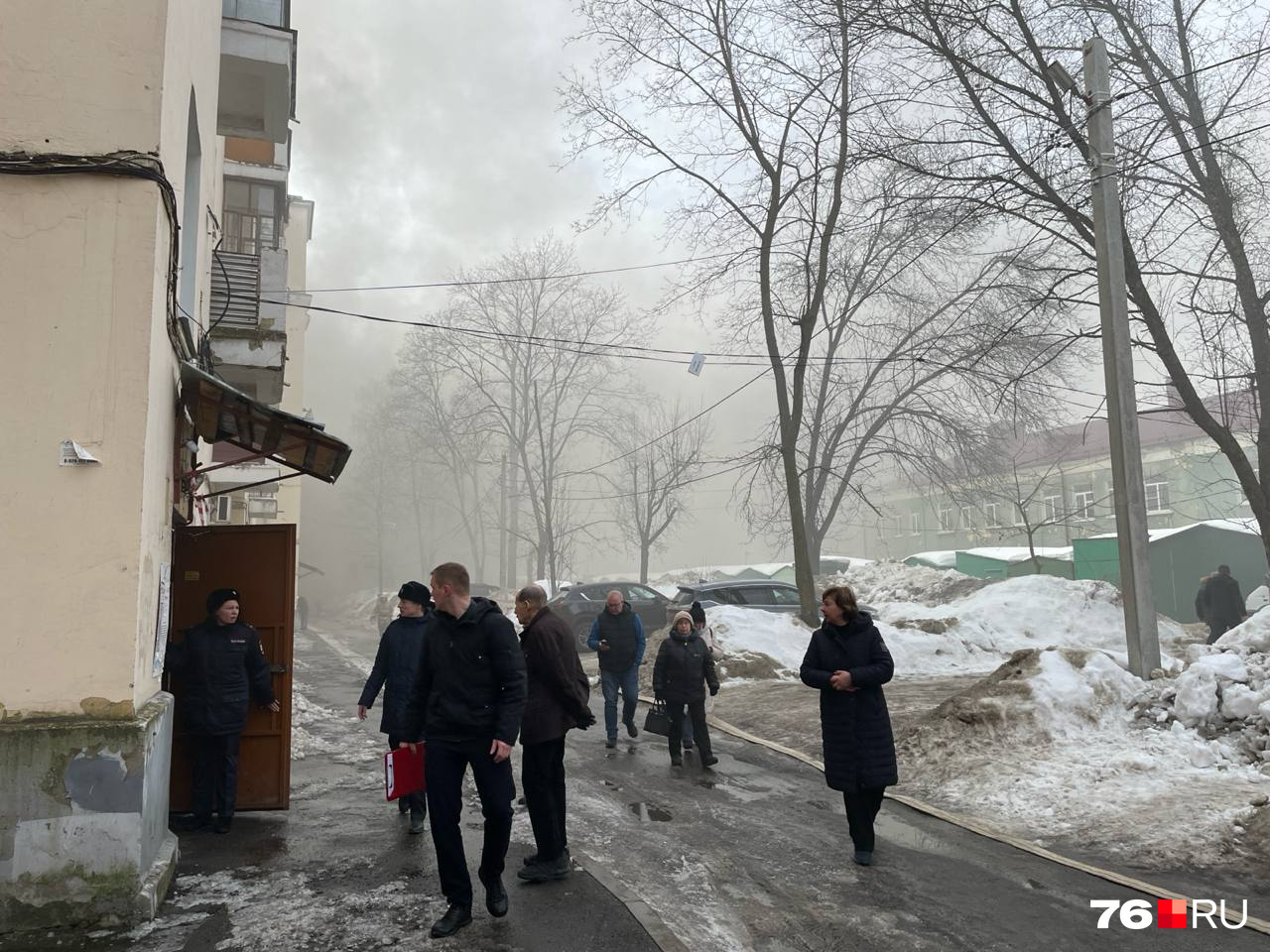 Эвакуировали детский сад. В центре Ярославля горит многоквартирный дом-сталинка.  Онлайн-репортаж | 14.03.2024 | Ярославль - БезФормата