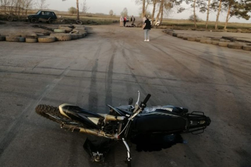 В Свердловской области подросток насмерть разбился на мотоцикле. Он решил покатать девушку