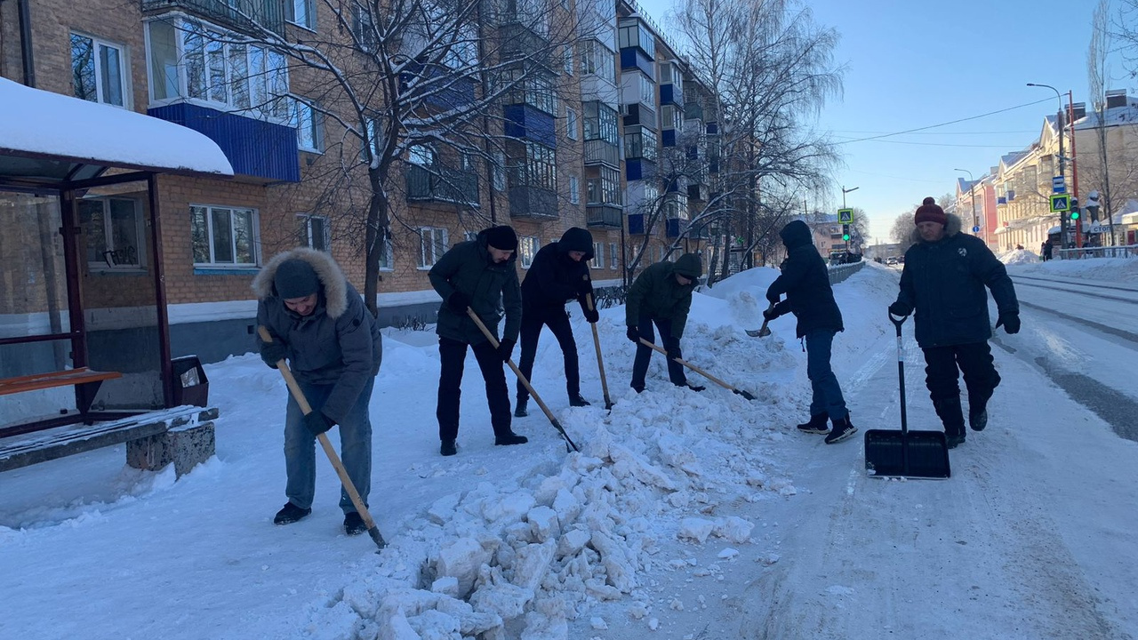 В одном из городов Башкирии чиновники сами вышли чистить снег