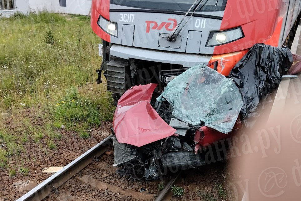 Под Петербургом поезд протаранил легковушку, погибла целая семья: новости 17 июля