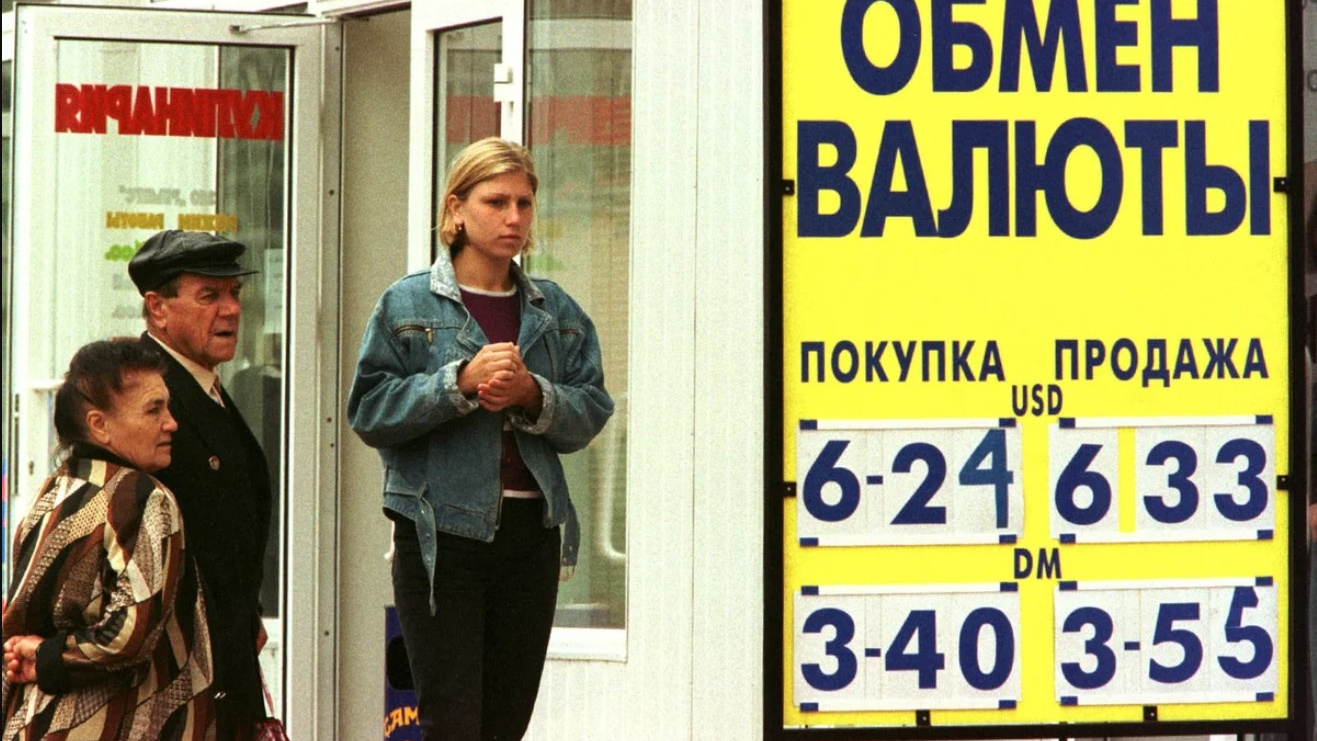 «Такие скорбные лица я видел только в трансляциях ТВ-похорон генсеков»: как россияне переживали дефолт 1998 года