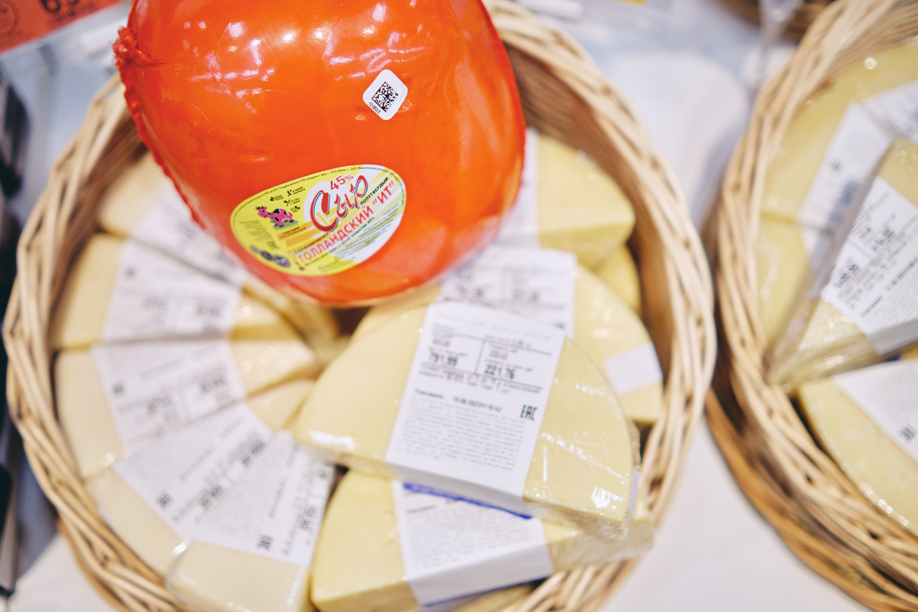 На полках гипермаркета большой ассортимент свежайших сыров