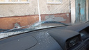 «Выбросили вазу сверху»: сибирячка припарковала машину у подъезда многоэтажки и лишилась лобового стекла