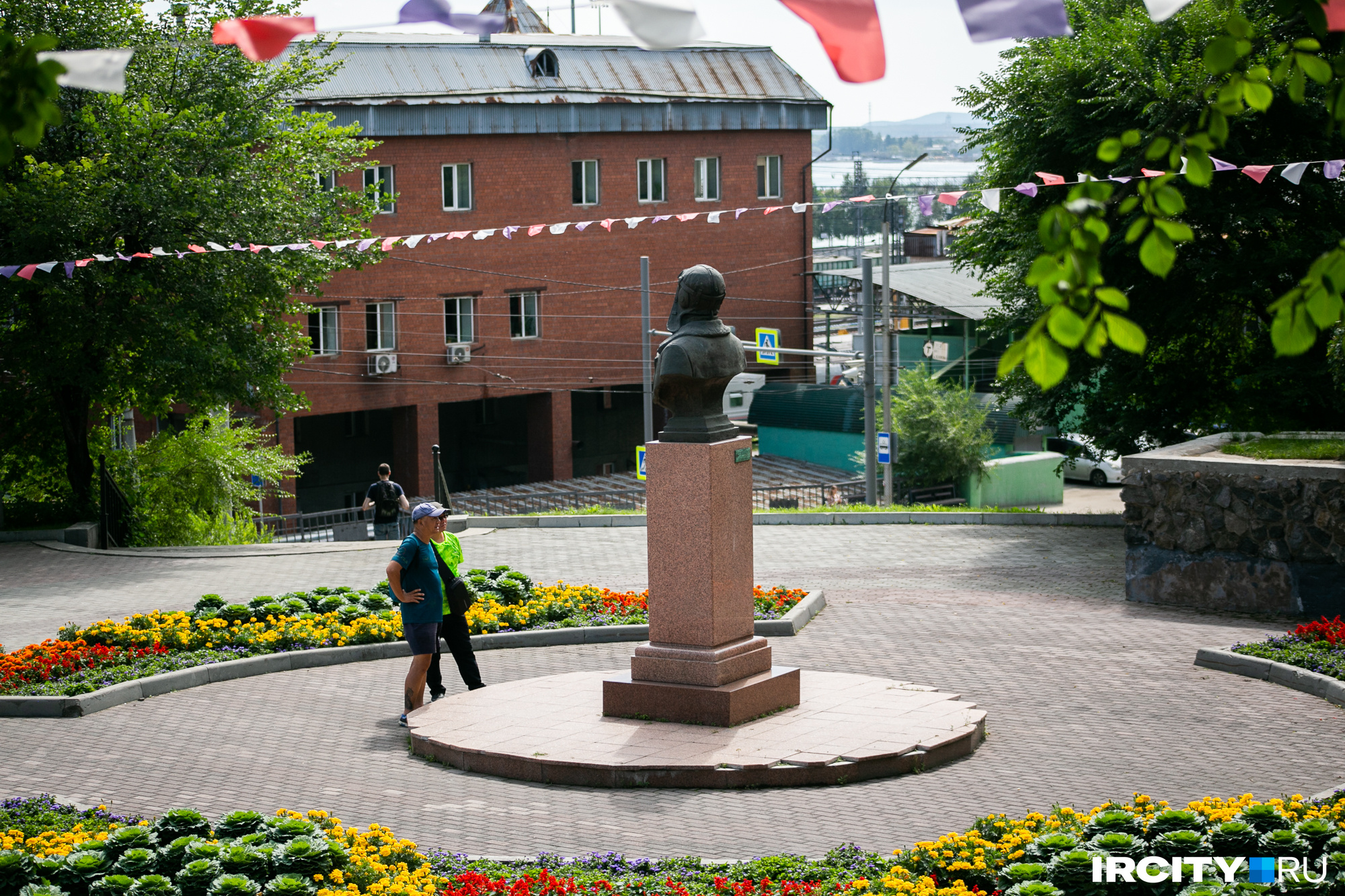 Это сквер с памятником летчика Николая Челнокова, установленным в 2016 году