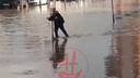 «Погода не сломила»: новосибирцев удивил школьник на самокате, рассекающий по затопленной парковке — видео