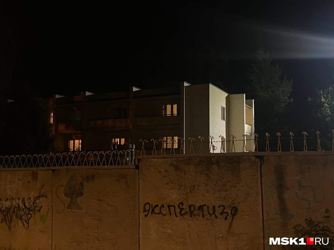 В окнах пансиона горит свет В окнах пансиона горит свет