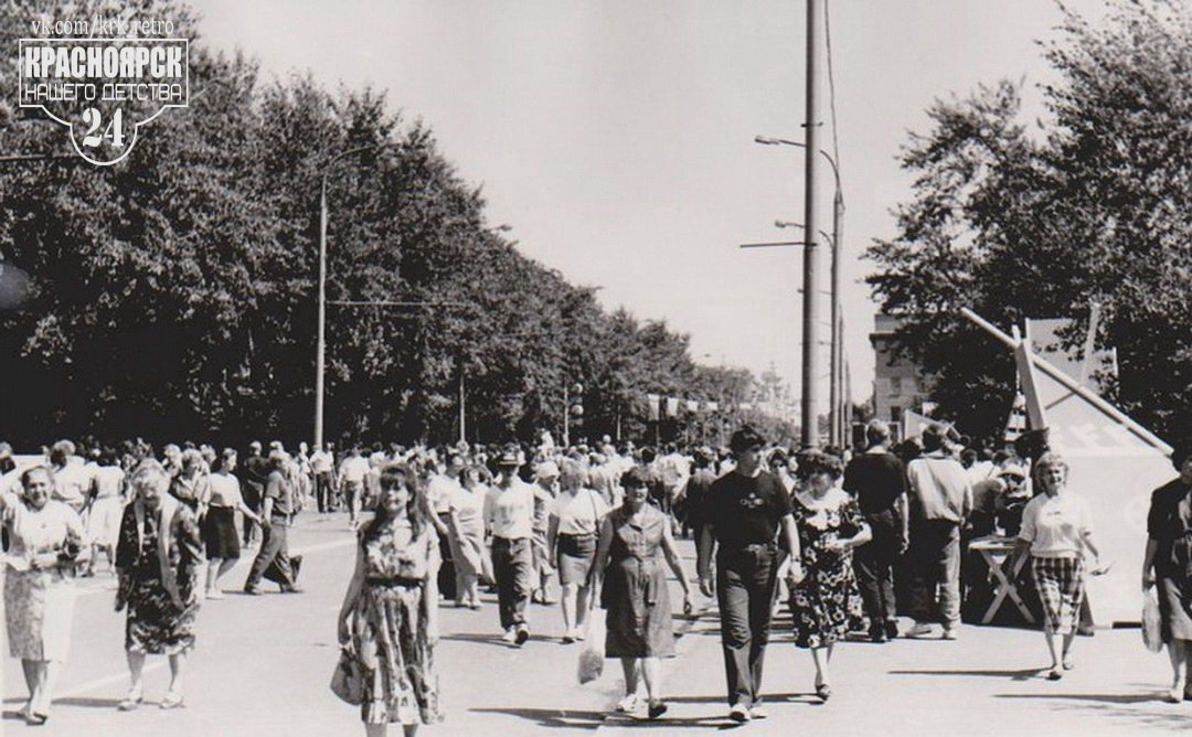 1992 год. День города, гуляния на проспекте Мира (справа находится площадь Революции) 1992 год. День города, гуляния на проспекте Мира (справа находится площадь Революции)