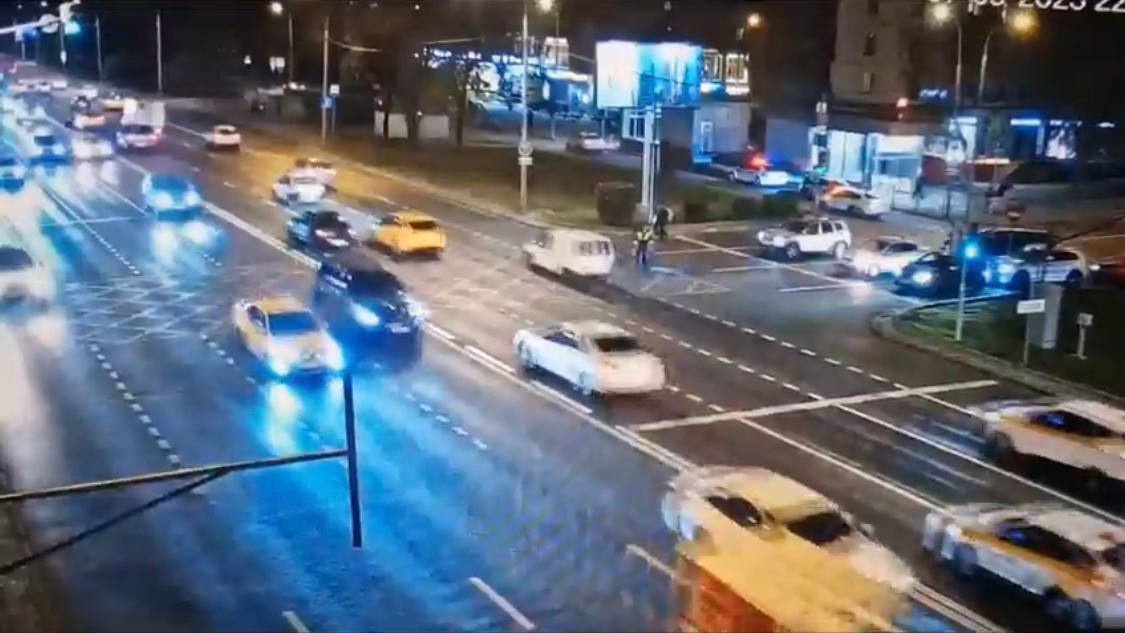 Водитель сбил инспектора ГИБДД в Москве и скрылся. Долго он не пробегал