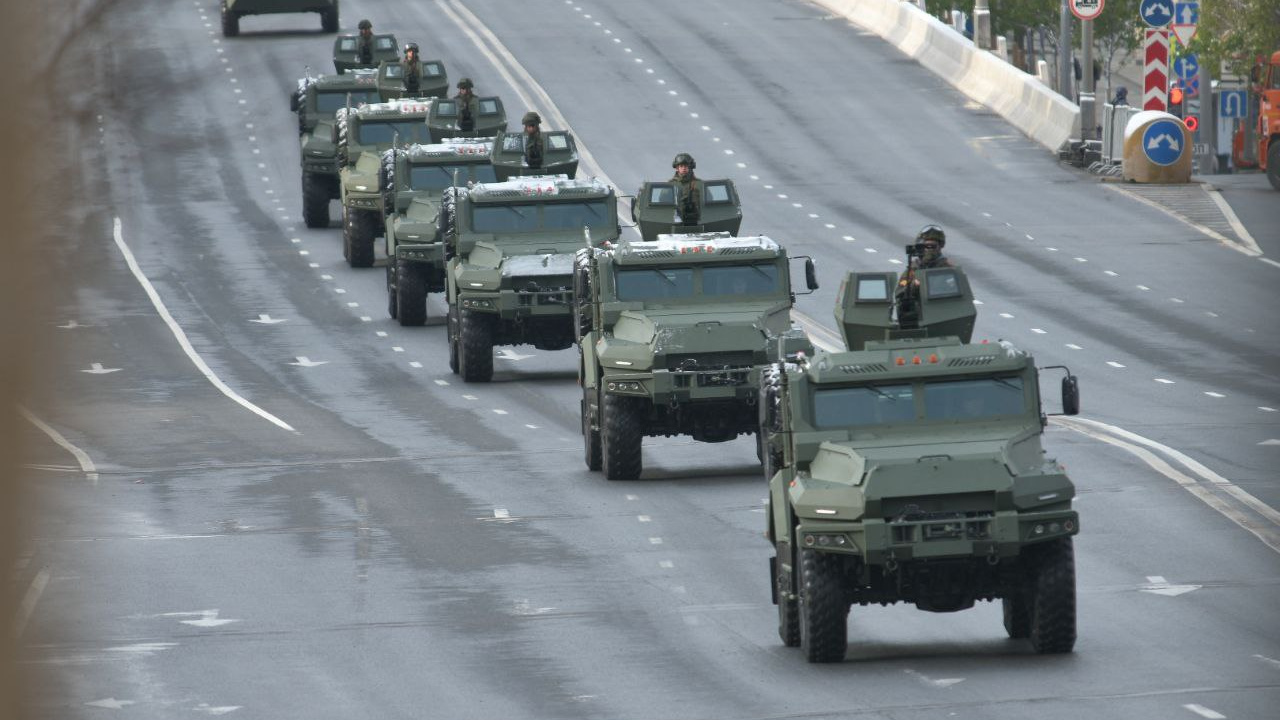 Военная техника в сопровождении силовиков. Что происходит в пустом центре Москвы перед парадом Победы