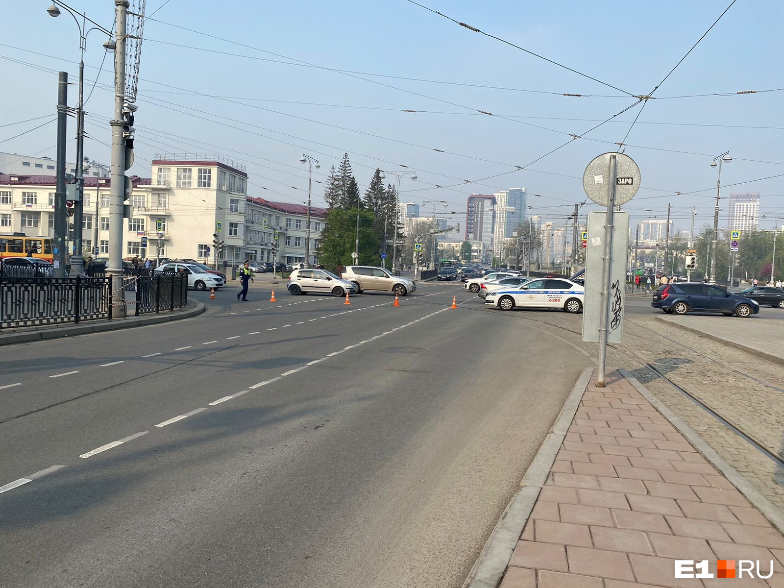 Подстава в час пик: в Екатеринбурге внезапно перекрыли проспект Ленина