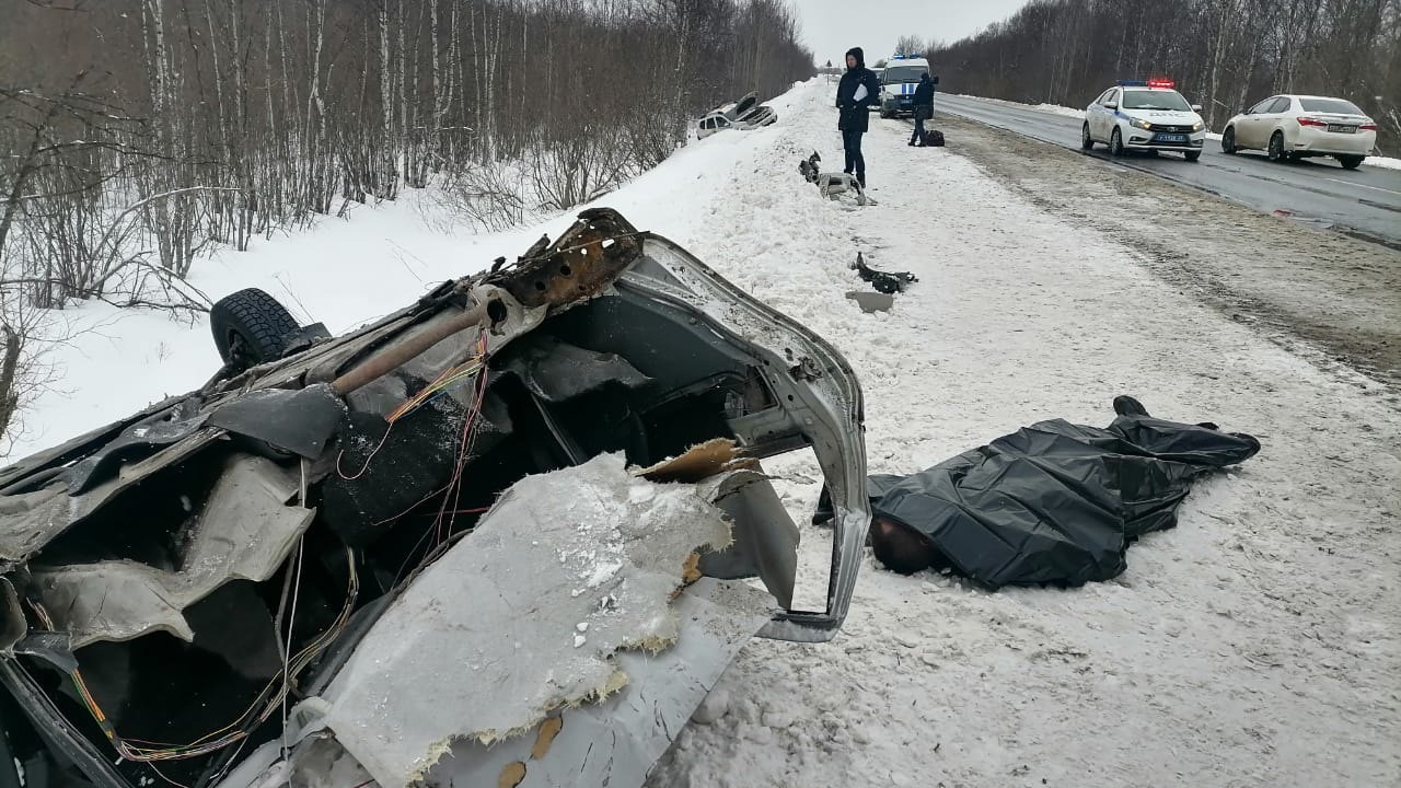 Рядом с аэропортом «Архангельск» столкнулись три автомобиля. Погиб человек
