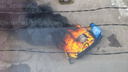 Lada загорелась в Музыкальном микрорайоне рядом с домом-призраком — фото и видео