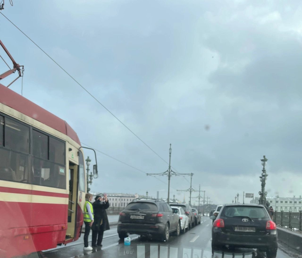 «День жестянщика» в Петербурге. Машины собираются в «паровозы» и вылетают с дороги, на Приморском — «флешмоб»