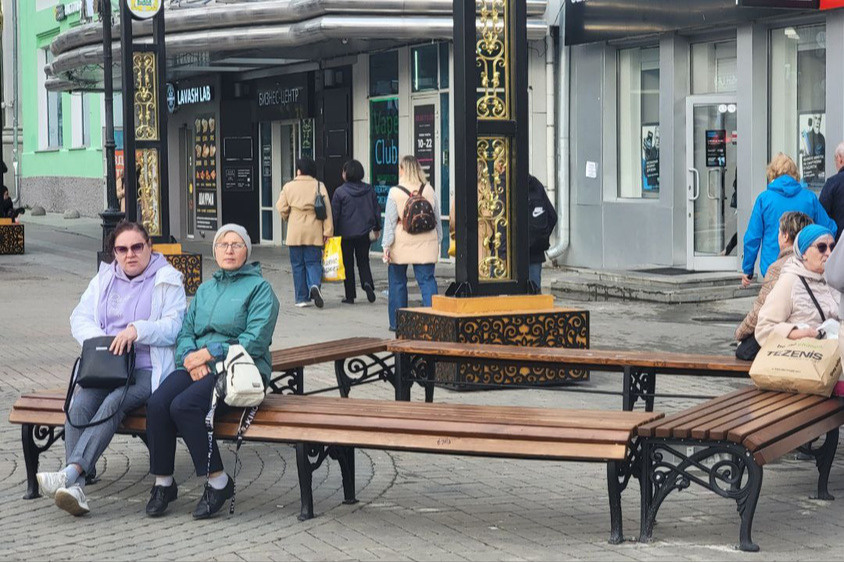 На улицах Екатеринбурга установят две сотни новых скамеек. В мэрии назвали адреса