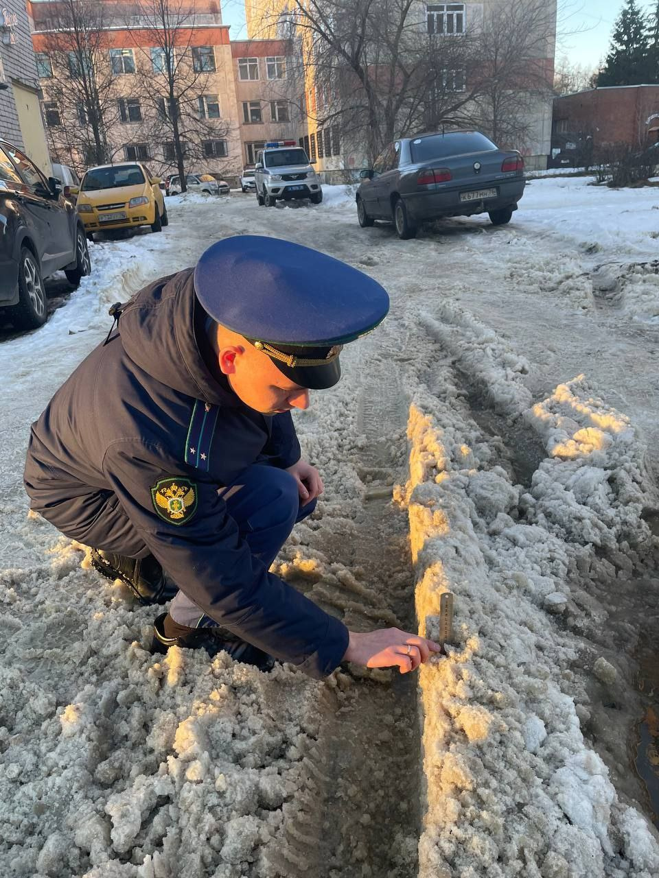 Врачи толкают машины руками: в Ярославской области массово буксуют  «скорые». Что говорят власти | 22.12.2023 | Ярославль - БезФормата