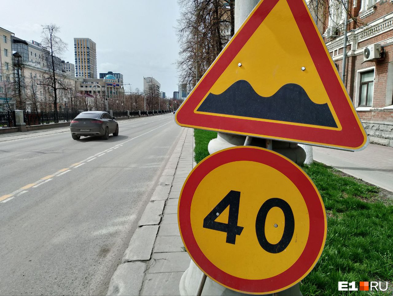 «Мне стыдно за наши дороги». Мэр Екатеринбурга внезапно заметил ужасный асфальт на проспекте Ленина