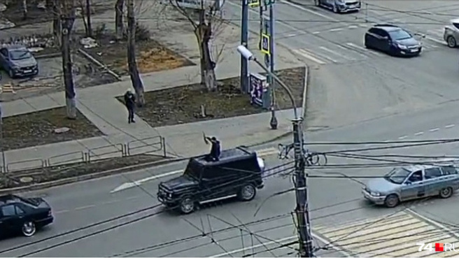 В Челябинске нашли человека, который проехал по центру, высунувшись из люка «Гелендвагена» в балаклаве и с оружием в руках