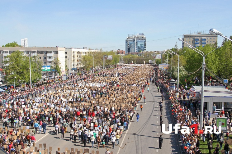 По центральному проспекту прошли 35 тысяч человек