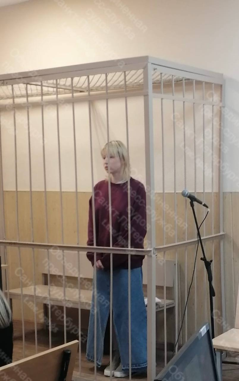 Суд арестовал предполагаемую участницу «голой» фотосессии на Большеохтинском кладбище в Петербурге