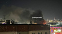 Мощный пожар полыхает во Владивостоке: горит склад автозапчастей — видео