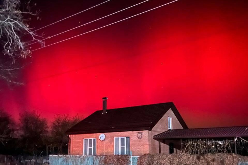 Из-за сильной магнитной бури над Россией зажглось полярное сияние. 22 невероятных фото (и опасно ли это)
