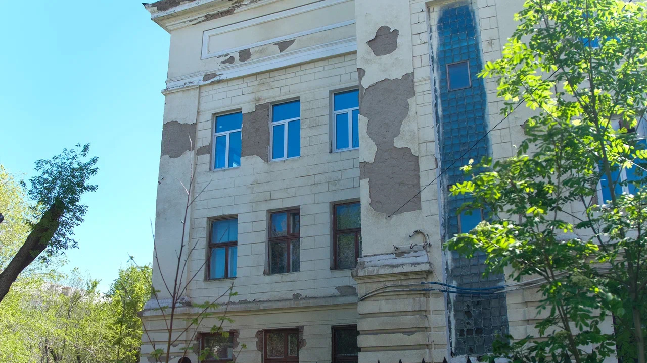 В Челябинске начали ремонт исторического здания школы, состояние которого возмутило родителей учеников