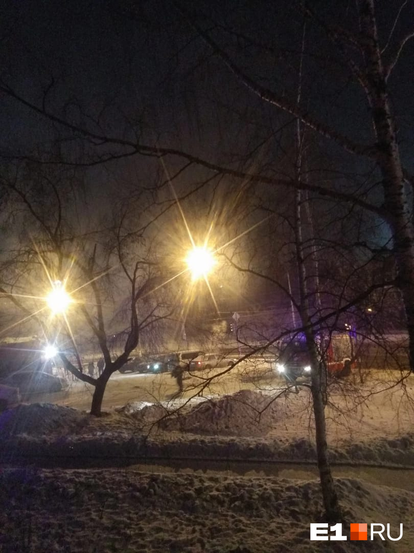 «Человека вынесли на носилках»: в Екатеринбурге вспыхнула многоэтажка. 10 жильцов эвакуировали
