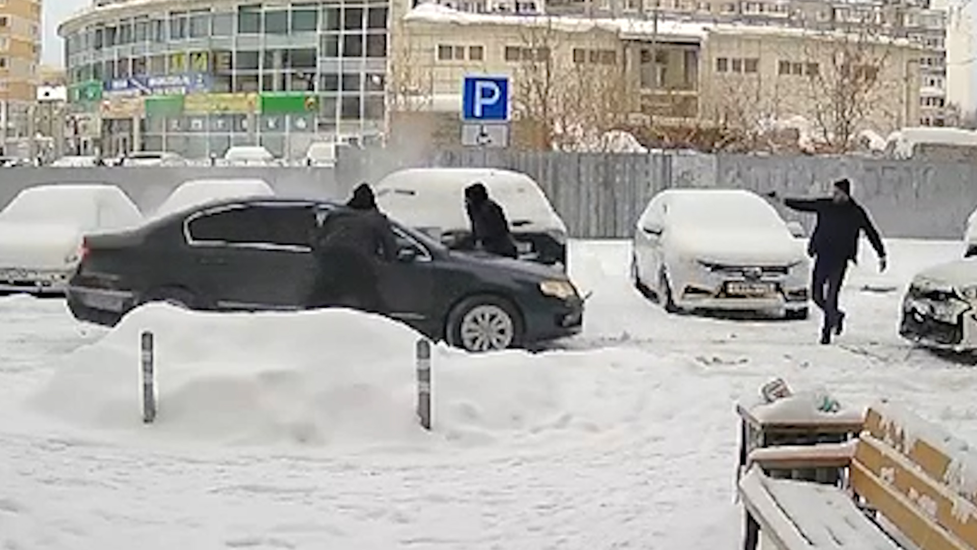 В утренней перестрелке на Муравленко пострадал один человек. Его увезла скорая