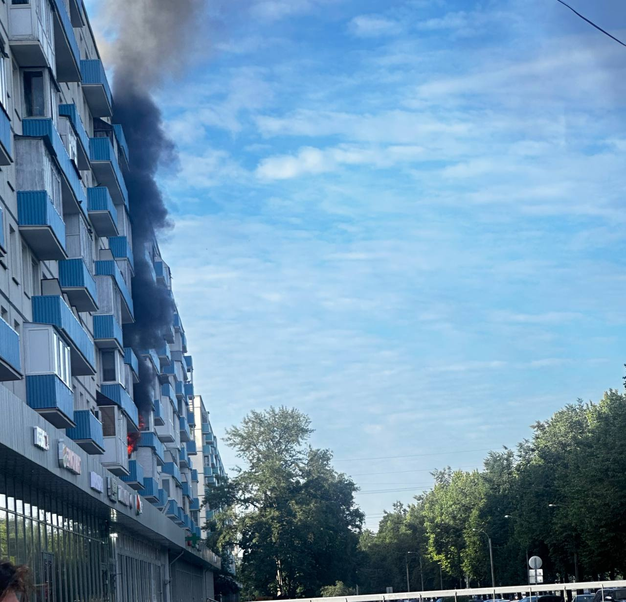 На Пискарёвском эвакуировали 20 человек из-за пожара. Очевидцы заметили полуголого мужчину в окне