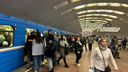 Некоторым не хватало места в поезде: новосибирцы заполонили станцию метро — смотрим фото