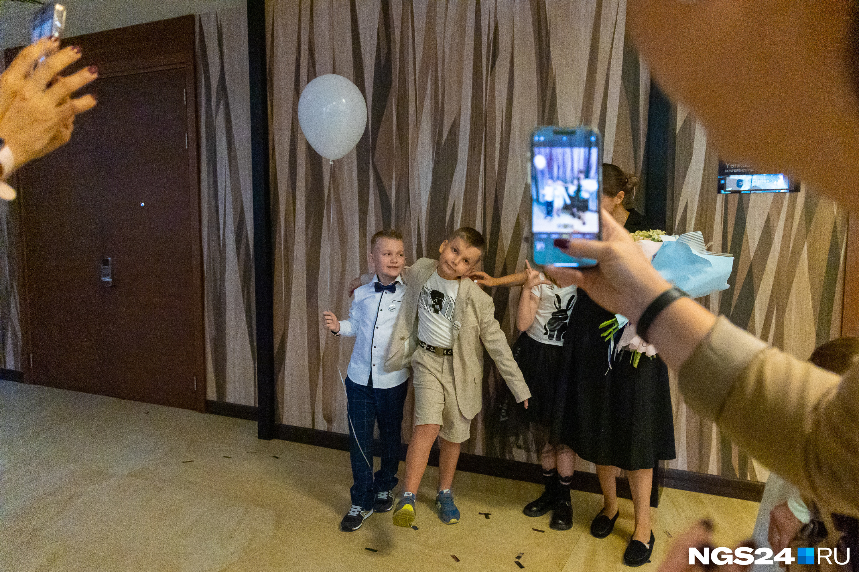 Родители делали памятные фотографии Родители делали памятные фотографии