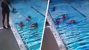 «Говорят, что ребенок в коме»: школьница попала в реанимацию после занятия в бассейне — тренер задела ее по голове шестом
