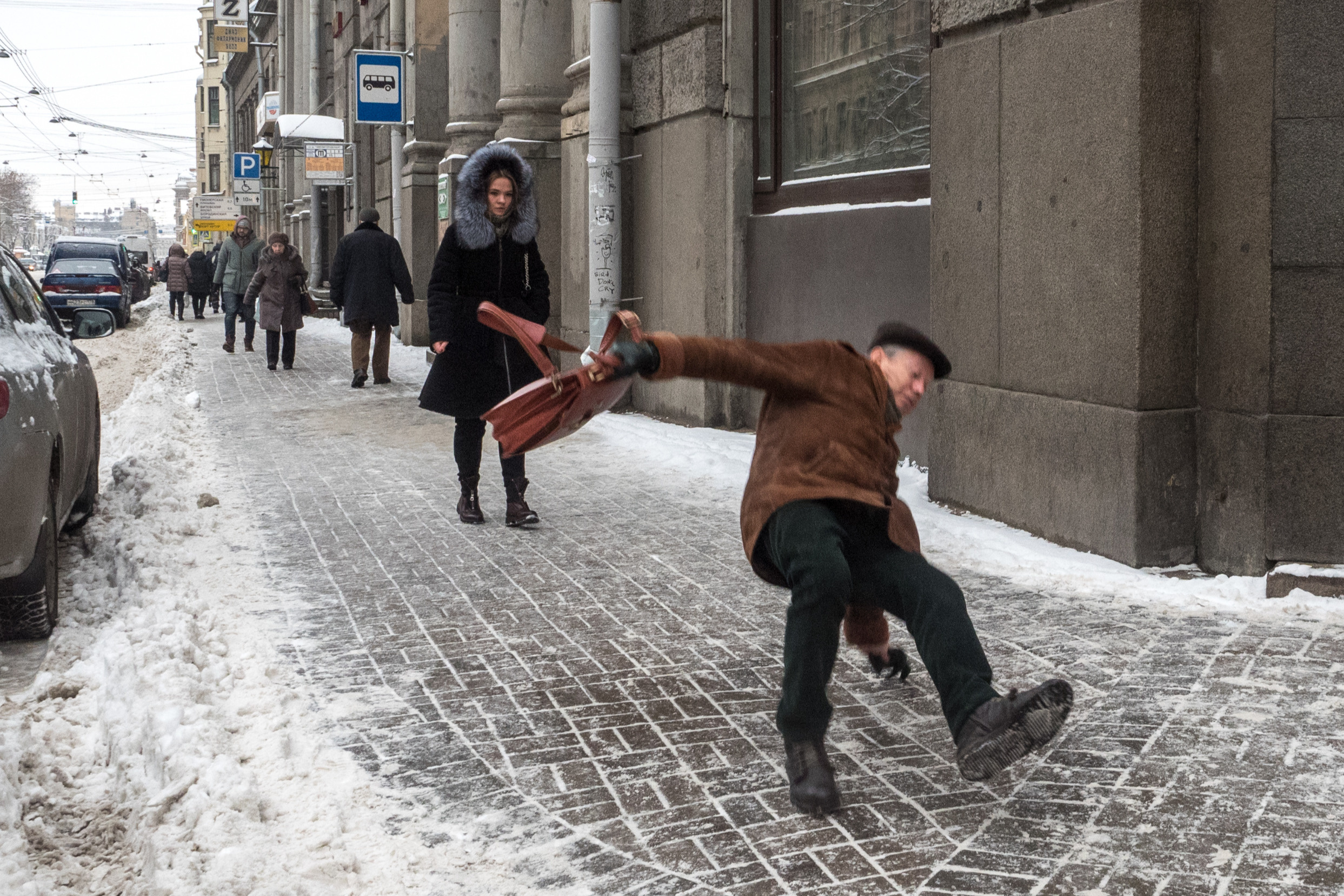 Гололед падает. Гололед. Человек падает на льду. Скользко на улице.