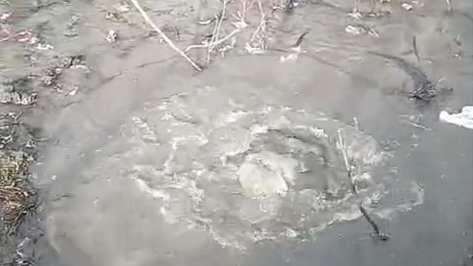 Жители утопающих СНТ в Ростове нашли прорыв водопровода. Так это он был причиной годового потопа?