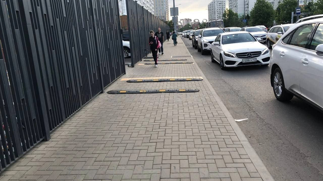 «Лежачие полицейские» появились на тротуаре в Краснодаре. Законно ли это и чем опасно?