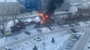 «Огонь охватил дом»: пожар вспыхнул у Димитровского моста — фото с места ЧП